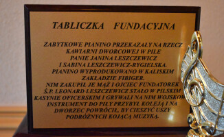 Zabytkowe pianino na zabytkowym dworcu 