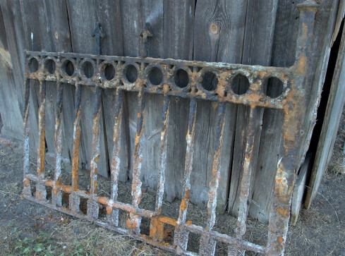 Kawałek płotu odsłonił ciekawą historię  - grafika