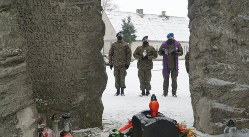 76. rocznica mordu polskich żołnierzy w Podgajach  - grafika