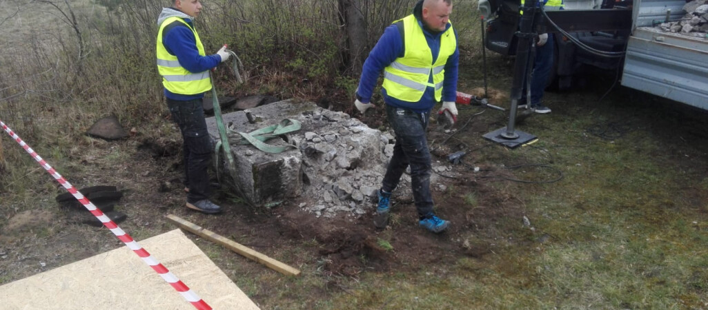 Usunęli pomnik "zakłamujący historię" - VIDEO