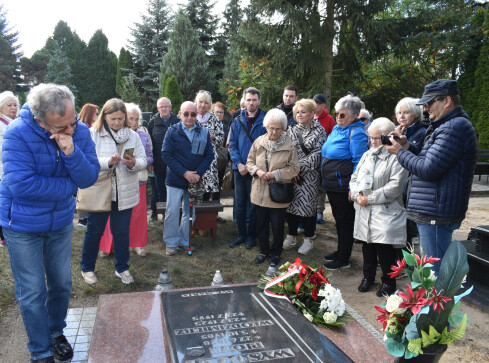 Gorzowianie odwiedzili grób prezydenta Gorzowa i Piły  - grafika