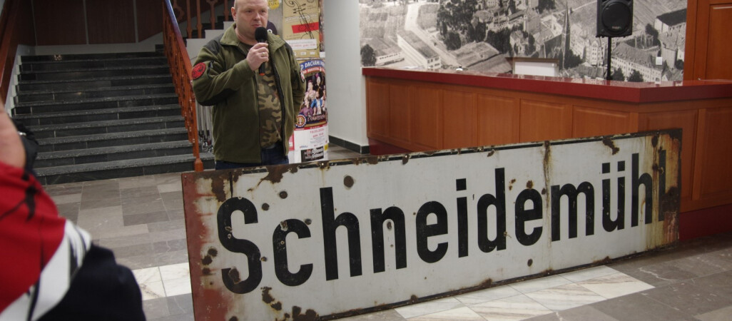 Pokazali tablicę „Schneidemuhl” z pilskiego dworca kolejowego