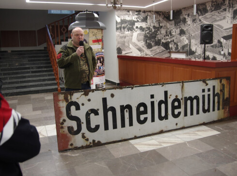Pokazali tablicę „Schneidemuhl” z pilskiego dworca kolejowego - grafika