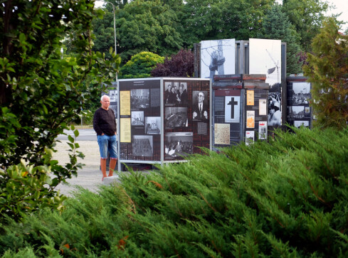 Plenerowa wystawa o Poznańskim Czerwcu na pl. Staszica  - grafika