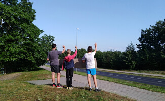 Pozdrawiają kierowców i przechodniów życząc im miłego dnia 