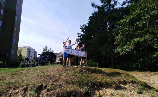 Pozdrawiają kierowców i przechodniów życząc im miłego dnia 