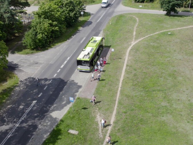 Działkowcy z Zalesia muszą przebiegać przez drogę wojewódzką  - grafika