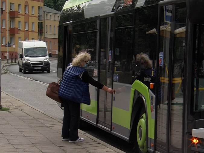 Pasażerowie radzą sobie z samodzielnym otwieraniem drzwi?  - grafika