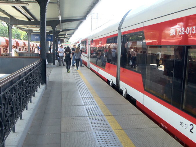 Coraz częściej wybieramy pociągi. Jest rekord - grafika