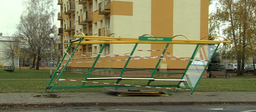 Policja szuka kierowcy, który staranował przystanek autobusowy