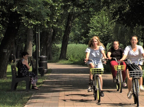 Trwa wojna pieszych z rowerzystami  - grafika