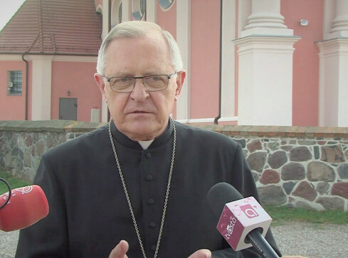 Wspólnoty religijne pomagają uchodźcom wojennym  - grafika