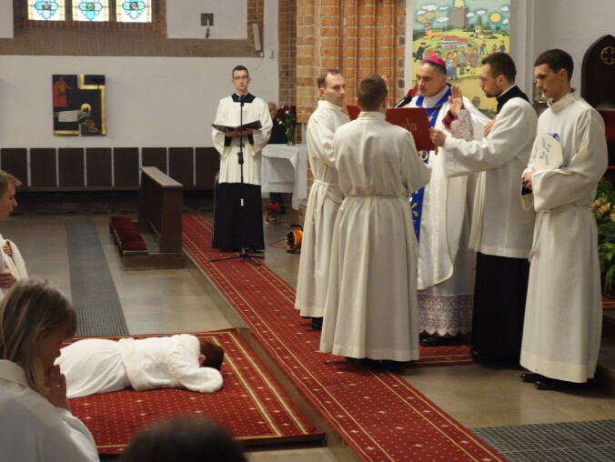 Wspólnotę kościelną tworzą też dziewice i wdowy  - grafika