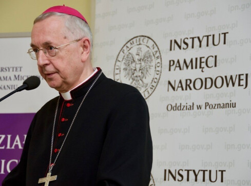 Arcybiskup pisze do premiera: "sprzeciw wobec dalszego ograniczania pr - grafika