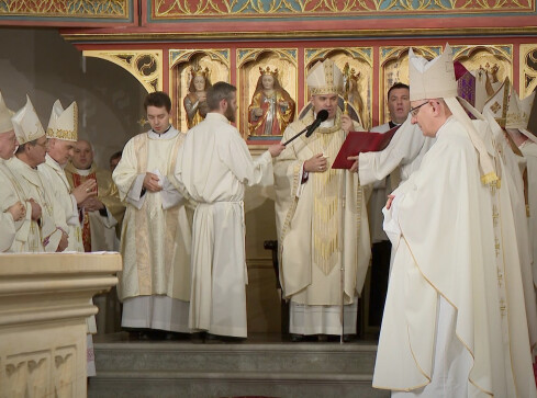 Nowy biskup wprowadzony do katedry  - grafika