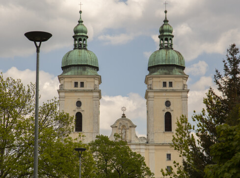 Wolontariusze będą dostarczać starszym i samotnym osobom lekarstwa  - grafika