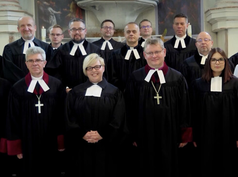 Synod dopuścił kobiety do kapłaństwa  - grafika