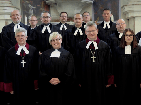 Synod dopuścił kobiety do kapłaństwa  - grafika