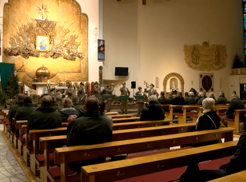 Coraz mniej osób chodzi do kościoła. Również w naszym regionie - grafika