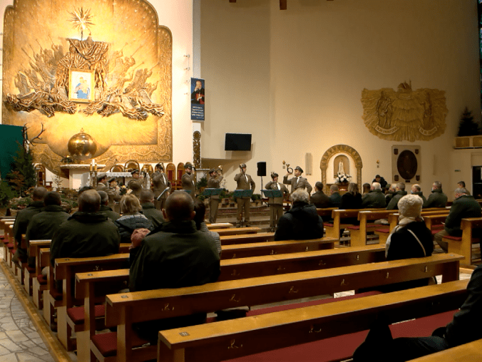 Coraz mniej osób chodzi do kościoła. Również w naszym regionie - grafika