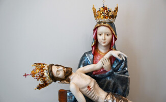 Nowe bursztynowe korony dla skrzatuskiej Piety 