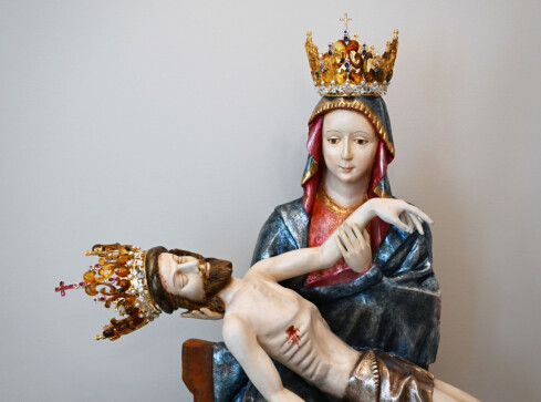 Nowe bursztynowe korony dla skrzatuskiej Piety  - grafika