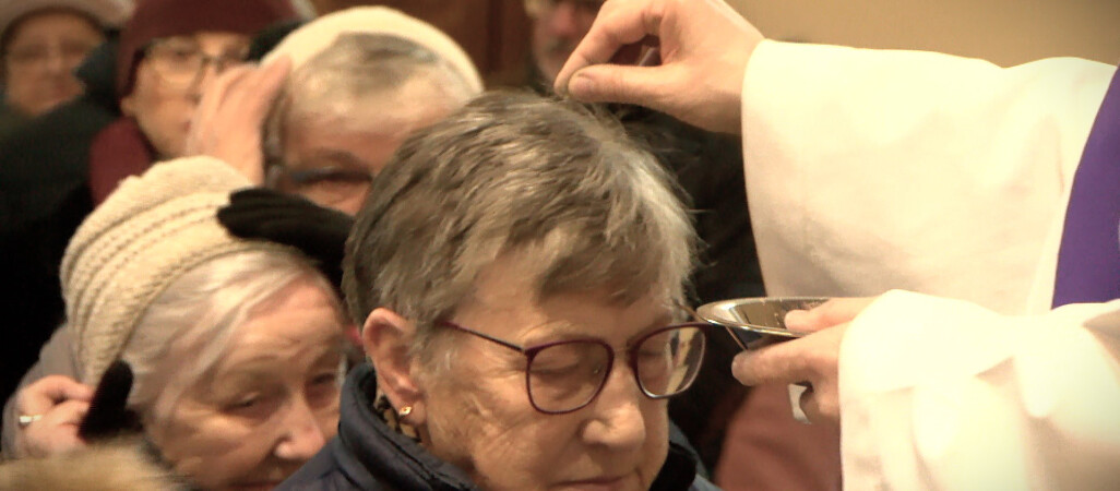 Środa Popielcowa. Wierni posypują głowy popiołem 