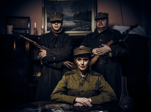 Przenoszą się w czasie. Nietypowe sesje fotograficzne  - grafika