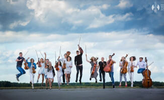 Polish Soloists String Orchestra - sesja na lotnisku logo od Pągowskiego 