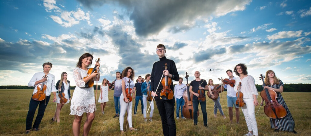 Polish Soloists String Orchestra - sesja na lotnisku logo od Pągowskiego 