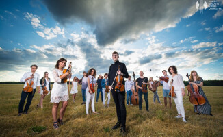 Polish Soloists String Orchestra - sesja na lotnisku logo od Pągowskiego 