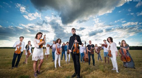 Polish Soloists String Orchestra - sesja na lotnisku logo od Pągowski - grafika