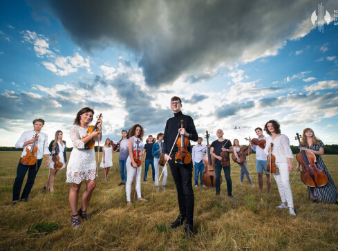 Polish Soloists String Orchestra - sesja na lotnisku logo od Pągowski - grafika