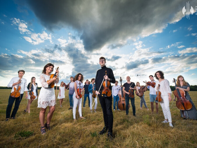 Polish Soloists String Orchestra - sesja na lotnisku logo od Pągowski - grafika