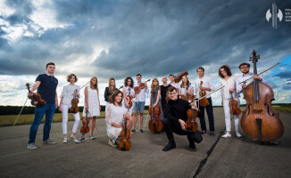 Polish Soloists String Orchestra - sesja na lotnisku logo od Pągowskiego 
