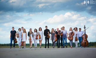 Polish Soloists String Orchestra - sesja na lotnisku logo od Pągowskiego 