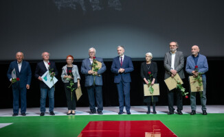 Alfred Aszkiełowicz z artystyczną nagrodą marszałka