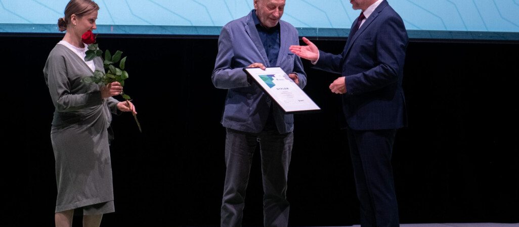 Alfred Aszkiełowicz z artystyczną nagrodą marszałka