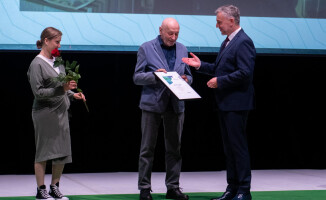 Alfred Aszkiełowicz z artystyczną nagrodą marszałka