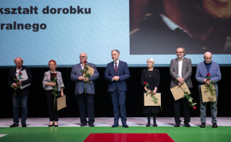 Alfred Aszkiełowicz z artystyczną nagrodą marszałka 