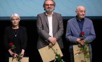 Alfred Aszkiełowicz z artystyczną nagrodą marszałka 