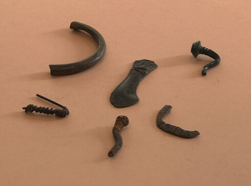 Fragmenty biżuterii i przedmiotów użytkowych głównie z brązu zna - grafika