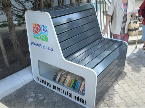 Letnia czytelnia w Pile. Przy kinie “Iskra” jest ławka bookcrosin - grafika