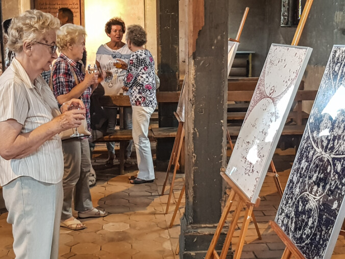 Mandale Małgorzaty Białej w starym kościele  - grafika