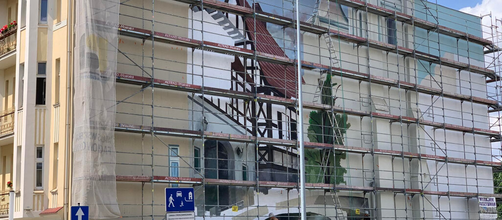 Powstaje mural z historycznymi pilskimi budynkami