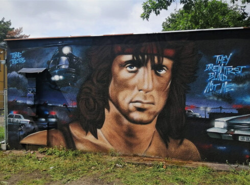 Rambo na Górnym. Zobaczcie jak powstawał mural - ZDJĘCIA  - grafika