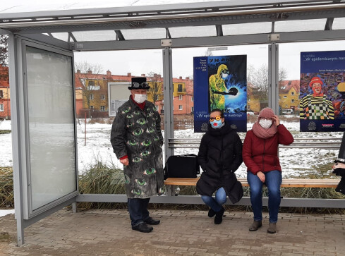 "Epidemiczny przystanek artystyczny" w Pile  - grafika