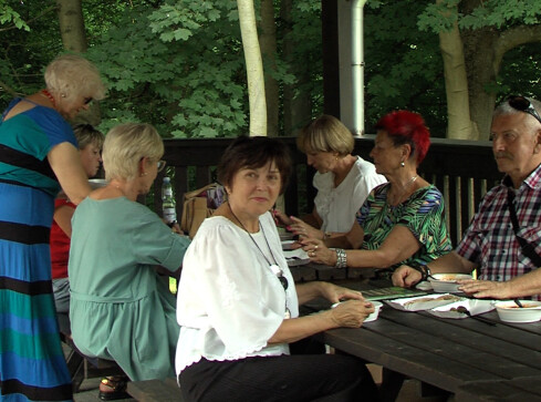  Seniorzy na leśnych warsztatach  - grafika