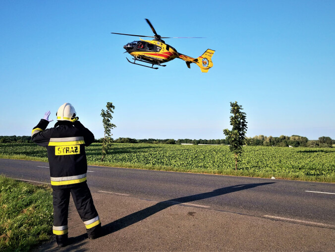 Zderzenie ciężarówki z osobówką. 51-latka trafiła śmigłowcem d - grafika