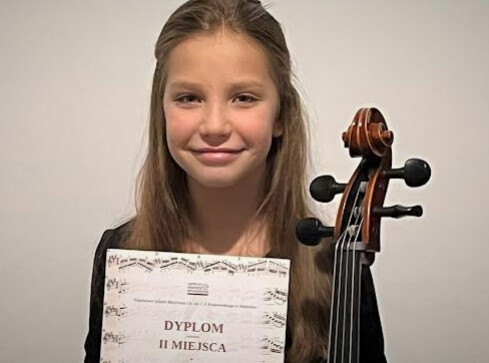 9-letnia wiolonczelistka z Piły na podium  - grafika